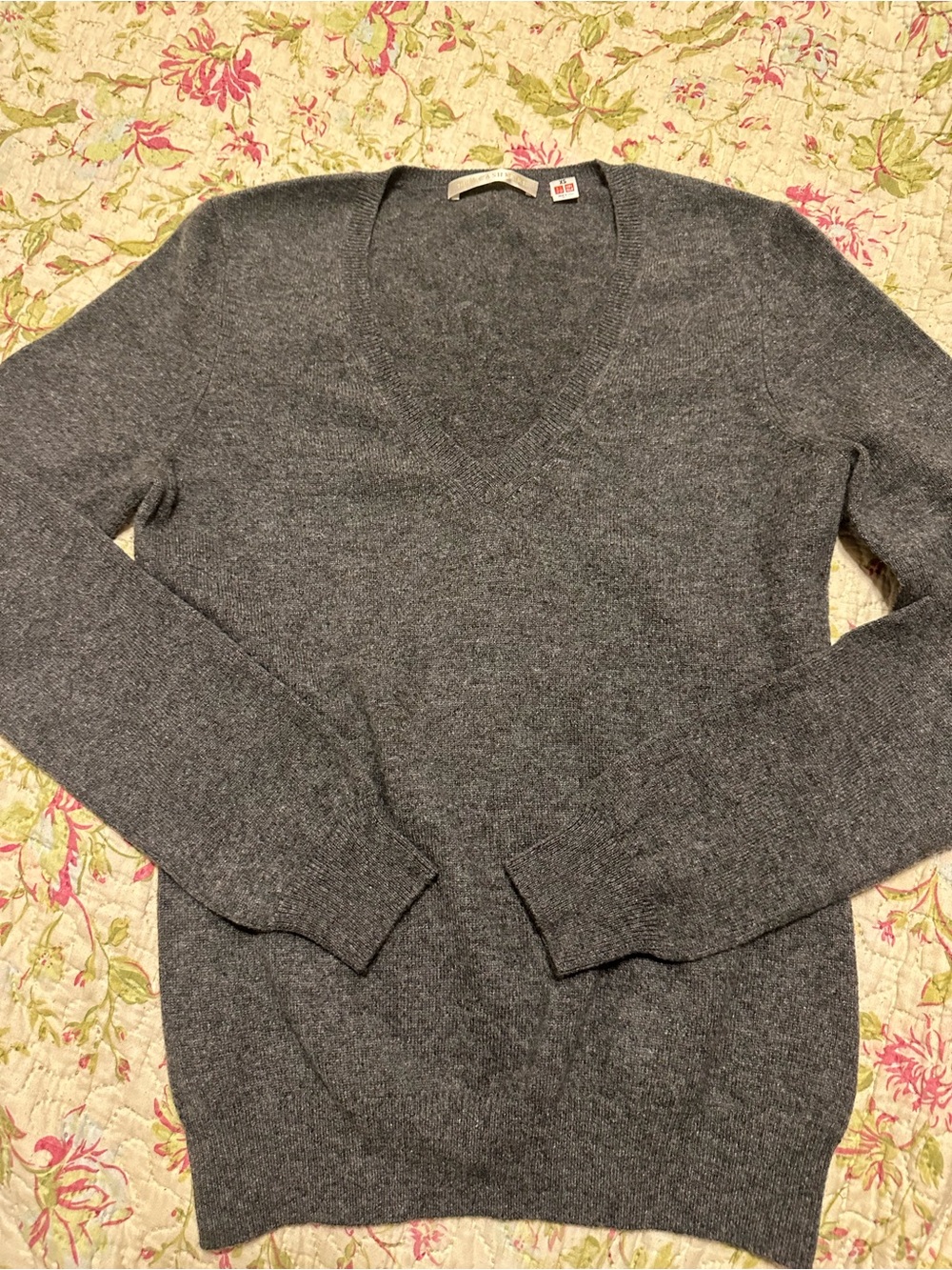 Uniqlo 100% Cashmere Gray V Neck Sweater Women’s XS Long Sleeve
